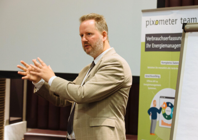 Projektmanager hält einen Vortrag über Software-Lösung pixometer team